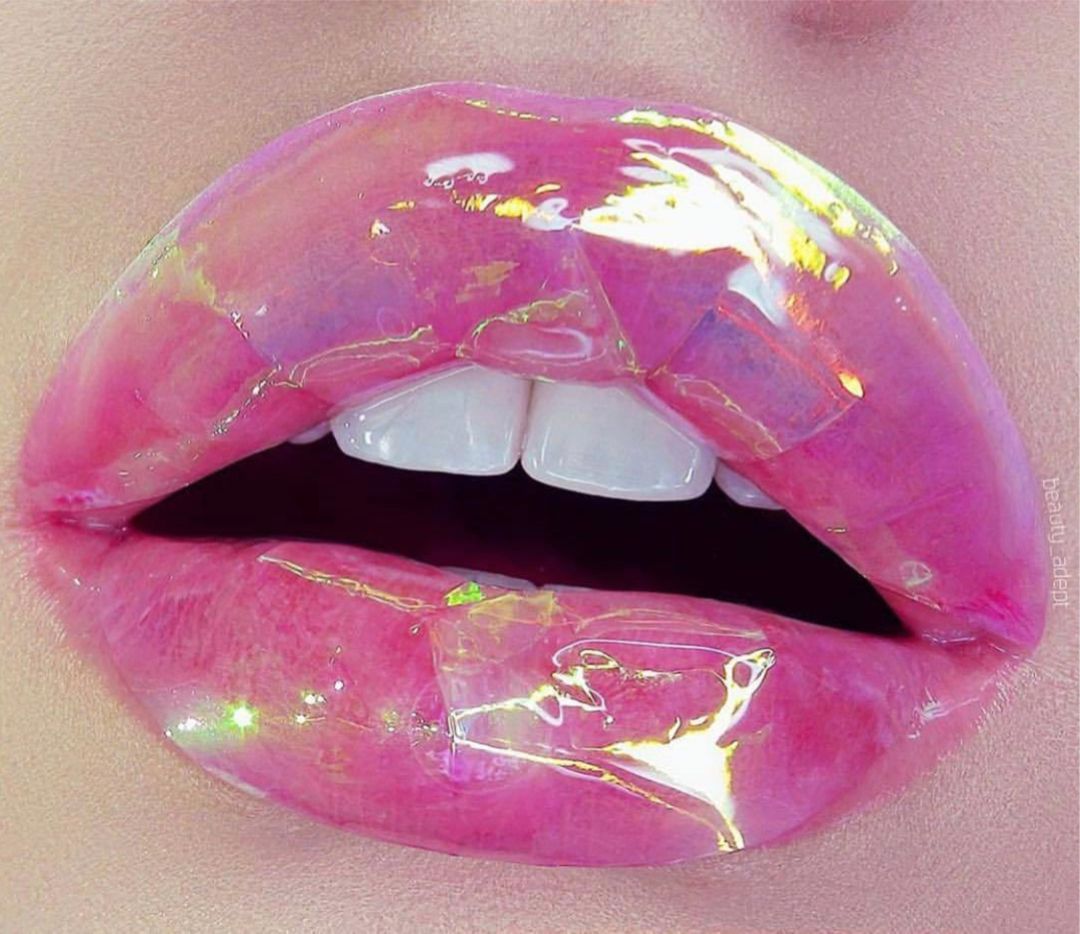 glossy Y2K lips looks