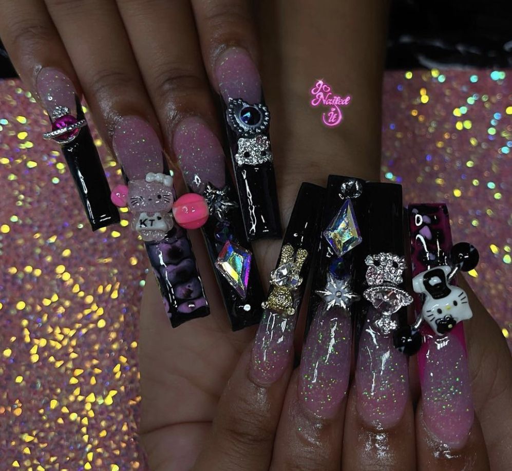 nails with charms y2k 0095