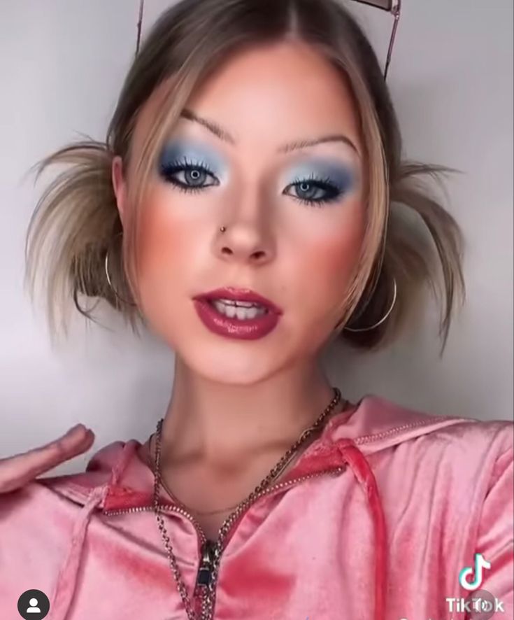 nostalgic trashy y2k makeup techniques