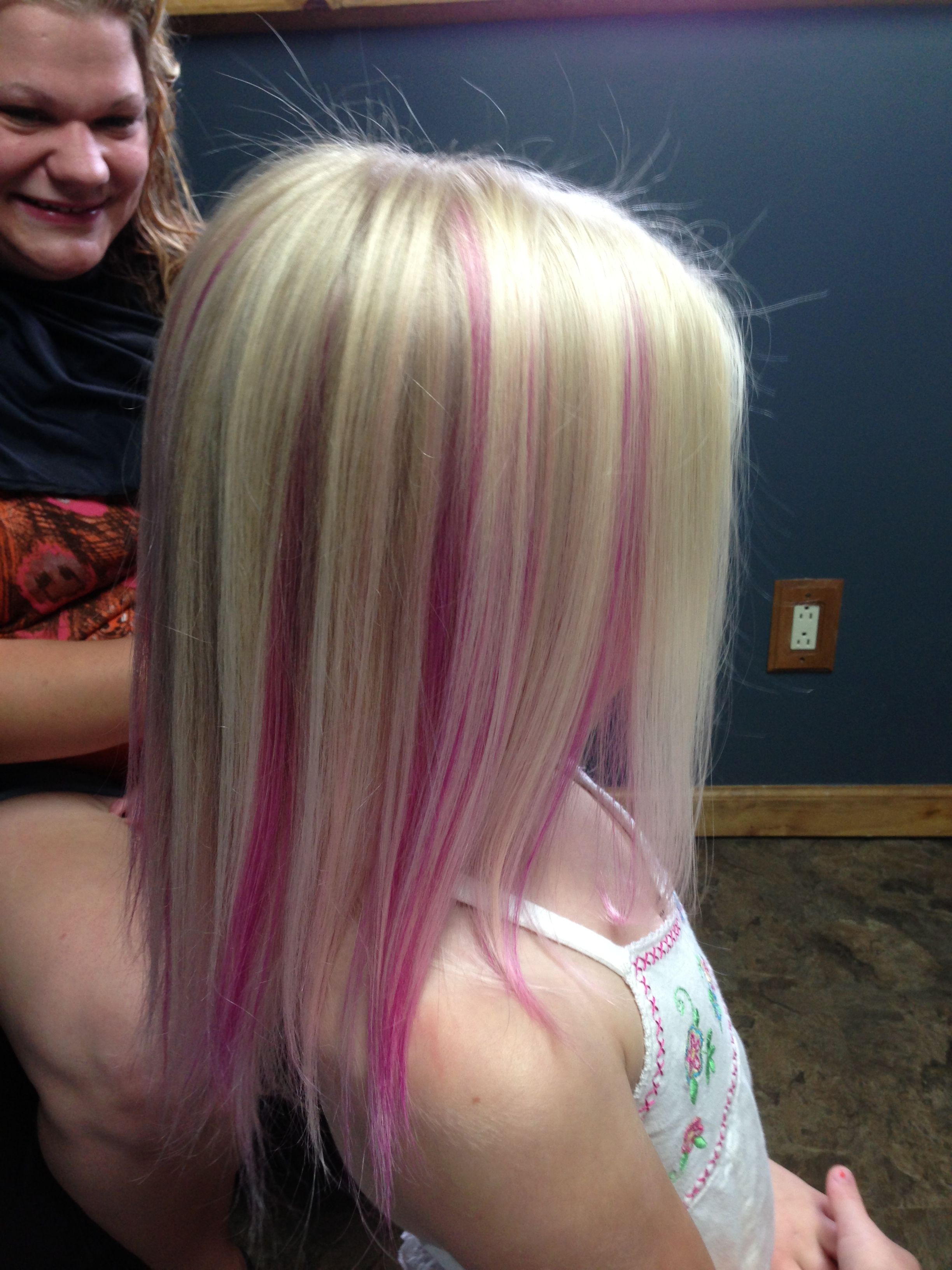 styling pink skunk hair Y2K