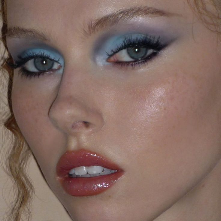 y2k blue eyeshadow 0038