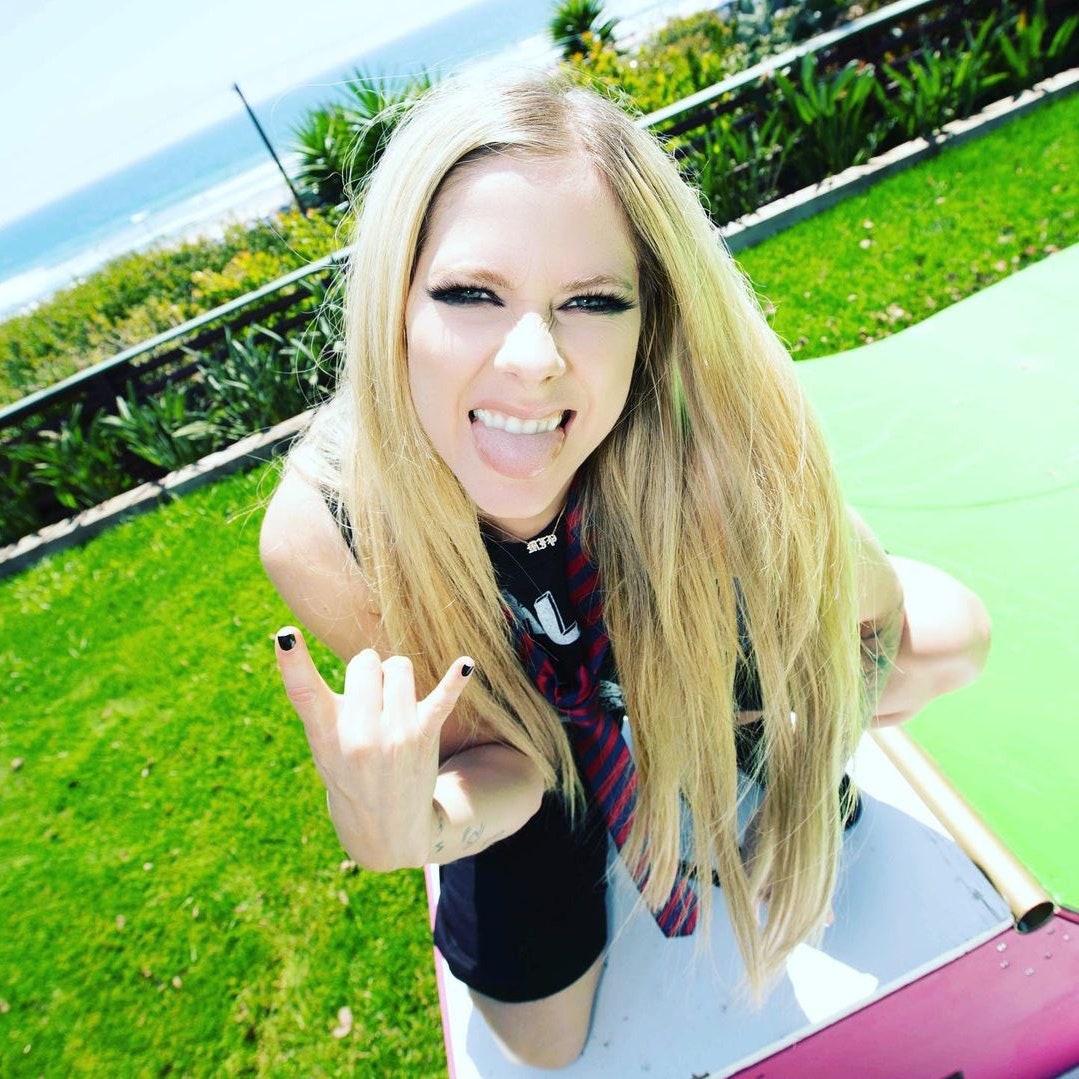 y2k style revival with avril lavigne