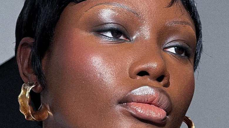 Y2k eyeliner defines a nostalgic beauty trend that captivates today